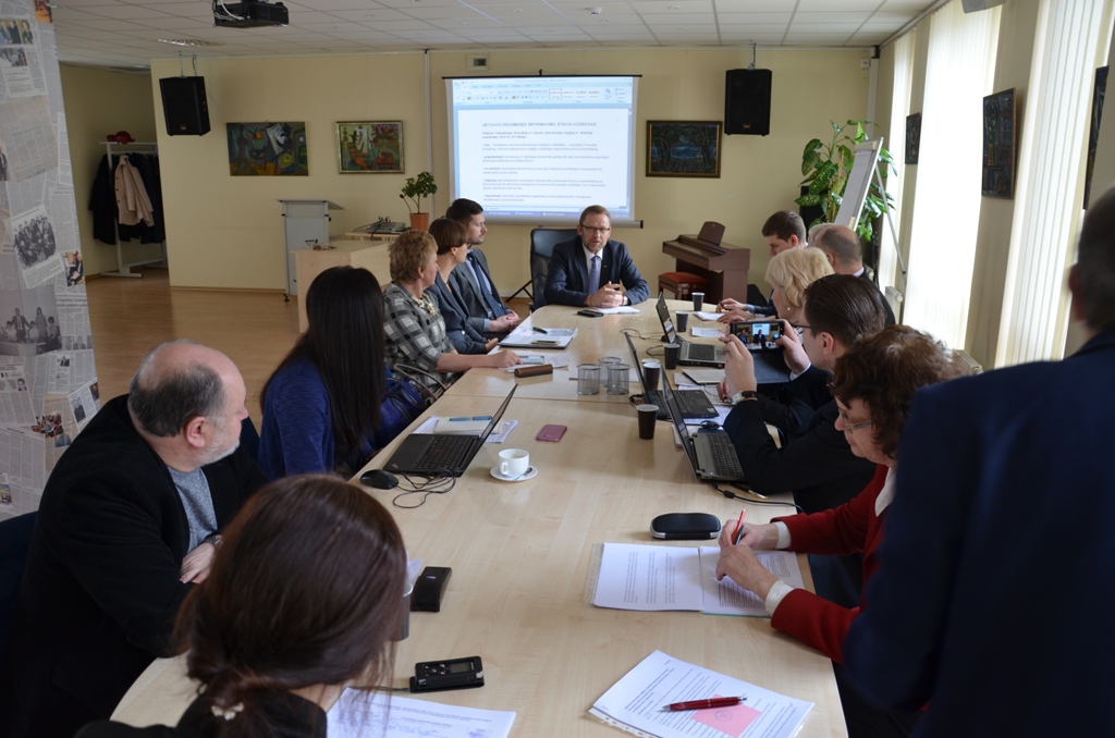 Viešosios informacijos rengėjų ir skleidėjų organizacijų ir Visuomenės informavimo etikos asociacijos narių atstovų susirinkimą sveikina kultūros ministras Š.Birutis. Fotografas: V.Trofimišinas